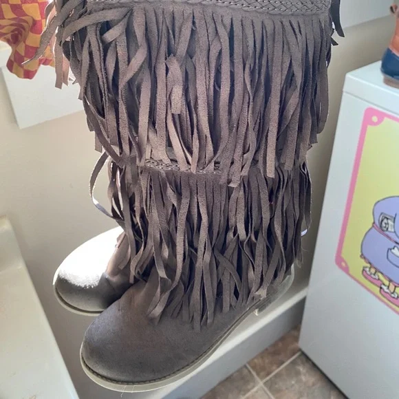 Fringe boots